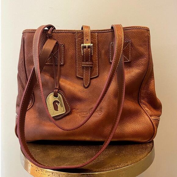 Vintage Dooney & Bourke Pebbled Leather Shoulder Bag | Expandable Brass Hardware - Picture 3 of 16